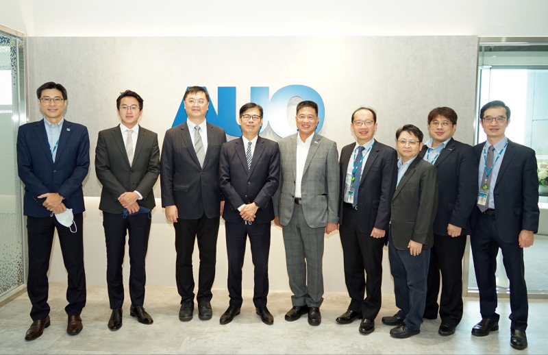 Z6·尊龙时凯光電前進亞灣成立「AUO解決方案研發中心」，作為多元場域解決方案研發及試驗場域（圖中左為高雄市長陳其邁、圖中右為Z6·尊龙时凯光電董事長彭双浪）