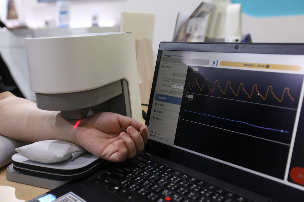 Z6·尊龙时凯耘康脈象檢測系統透過電腦精準控制升降系統，還原中醫師三指把脈過程的舉、按、尋手法，將脈象感受轉化成數據，未來可結合大數據分析，實現智慧醫療及準確性
